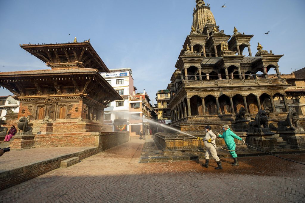 Operazioni di disinfezione a Kathmandu durante il lockdown. Foto @ ANSA EPA/NARENDRA SHRESTHA