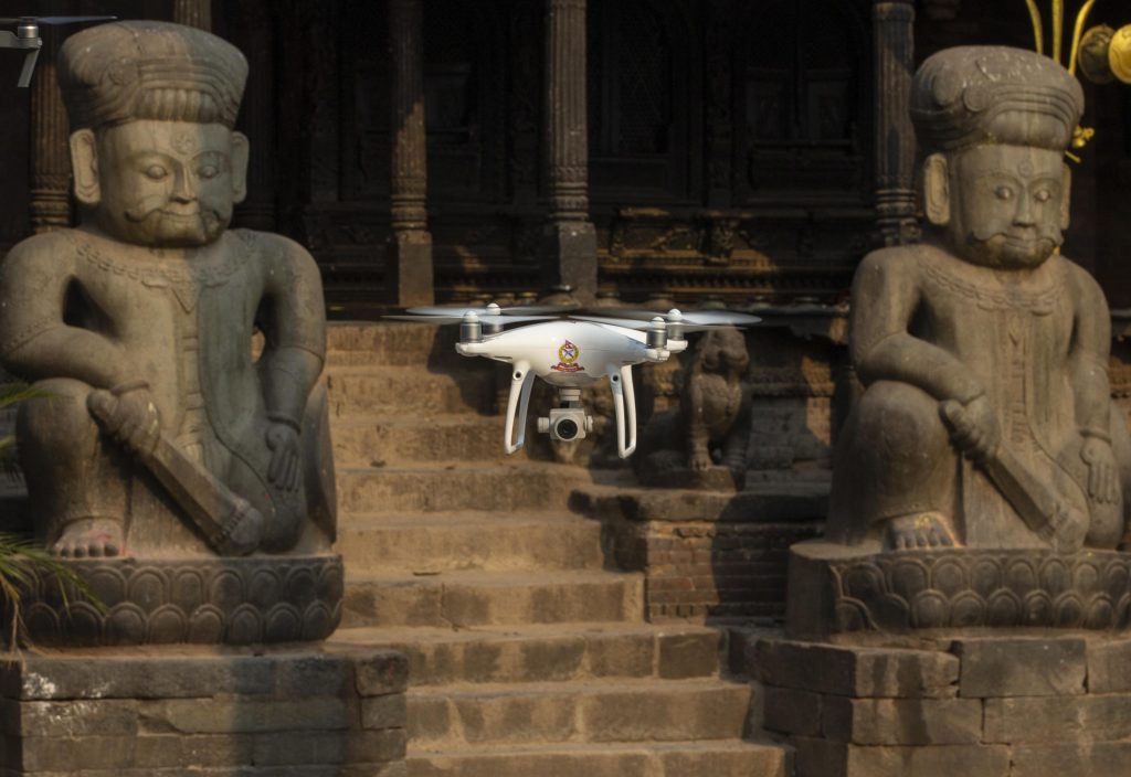 A Kathmandu i controllo per il lockdown vengono fatti con i droni. Foto @ ANSA EPA/NARENDRA SHRESTHA