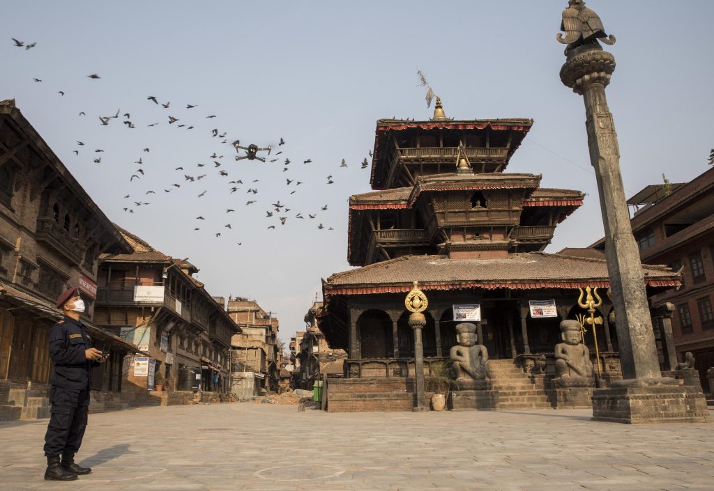 A Kathmandu i controllo per il lockdown vengono fatti con i droni. Foto @ ANSA EPA/NARENDRA SHRESTHA