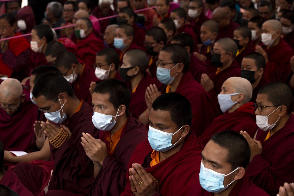 Monaci a Kathmandu durante il lockdown. Foto @ ANSA EPA/NARENDRA SHRESTHA