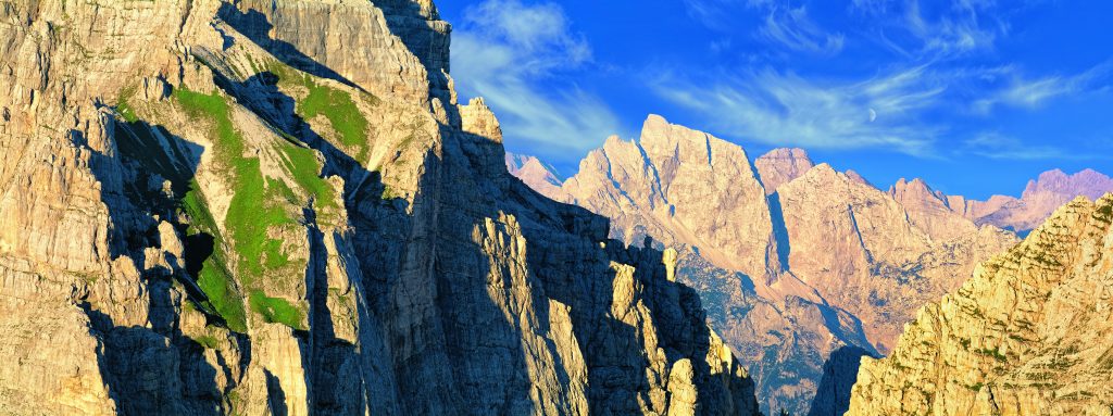 Da Terrarossa verso nord-est, Jof Fuart e Jalovec. Foto di Claudio Costerni