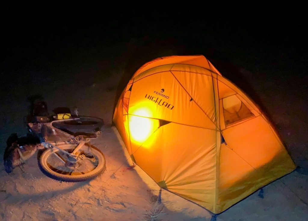 Una gelida notte in tenda. Foto archivio Omar di Felice