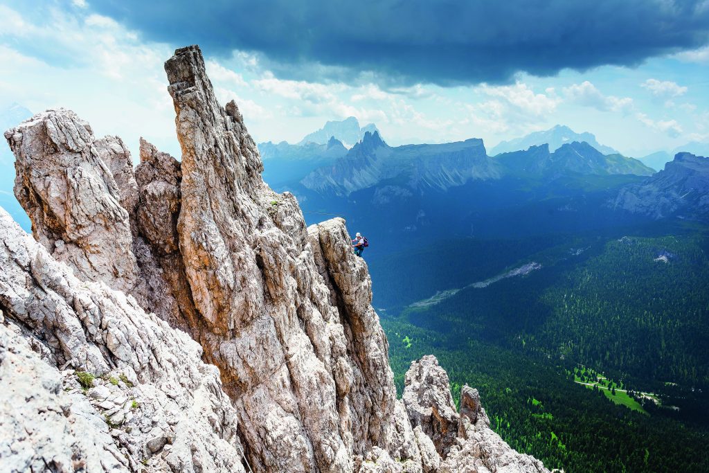 Gruppo delle Tofane: su uno spettacolare passaggio sulla ferrata Olivieri, a Punta Anna (2731 m), da non confondere con l’omonimo sentiero attrezzato, entrambi con partenza dal rifugio Pomedes. Foto di Marco Corriero