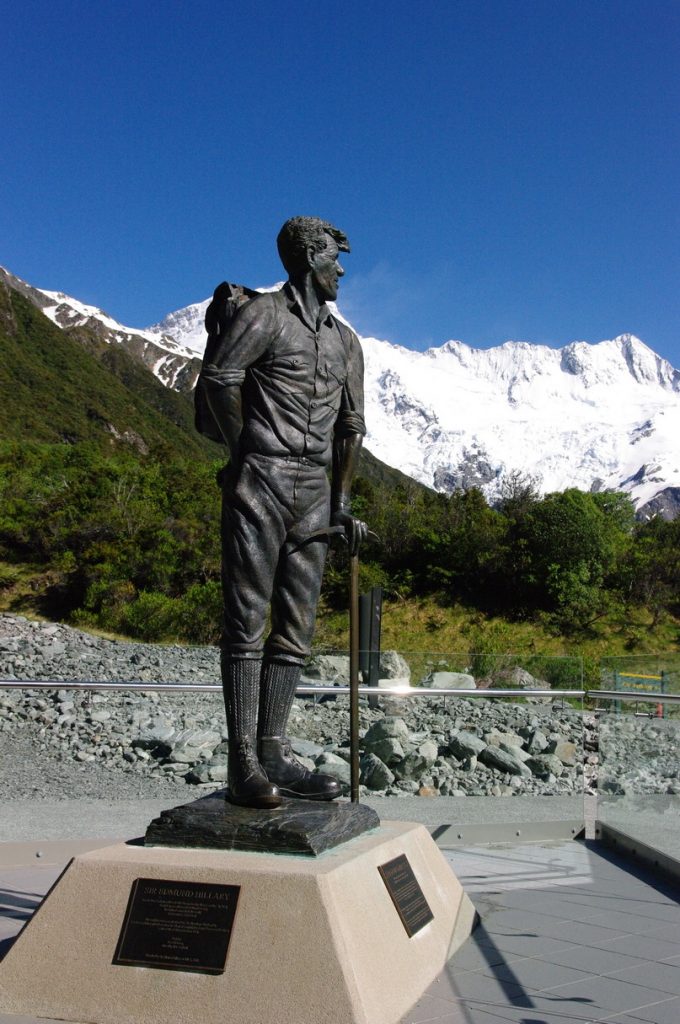 La statua dedicata a Edmund Hillary davanti al Mount Con in Nuova Zelanda