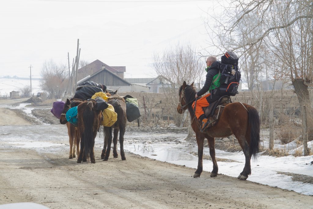A cavallo verso il campo base. Foto archivio Alessandro Beltrame
