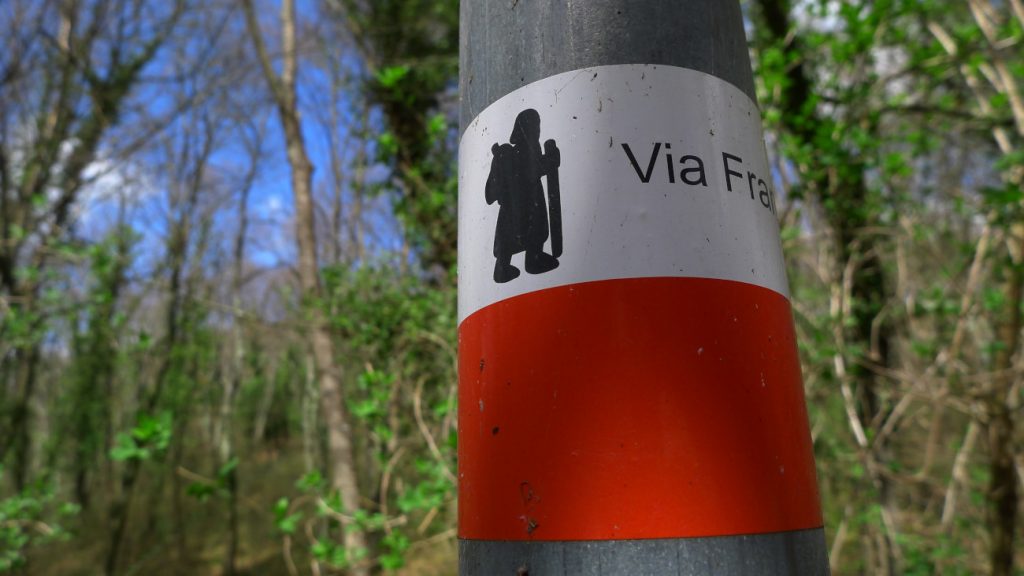 Un segnavia della Francigena