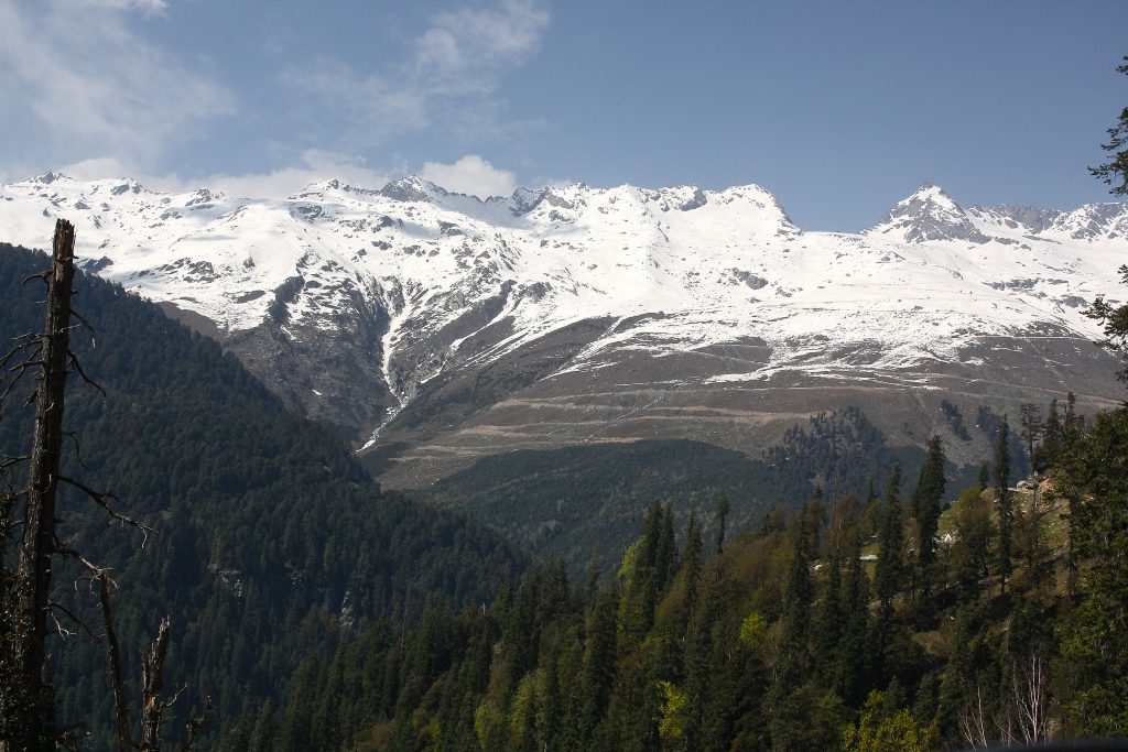 Le creste del Dhauladhar nella Kangra valley