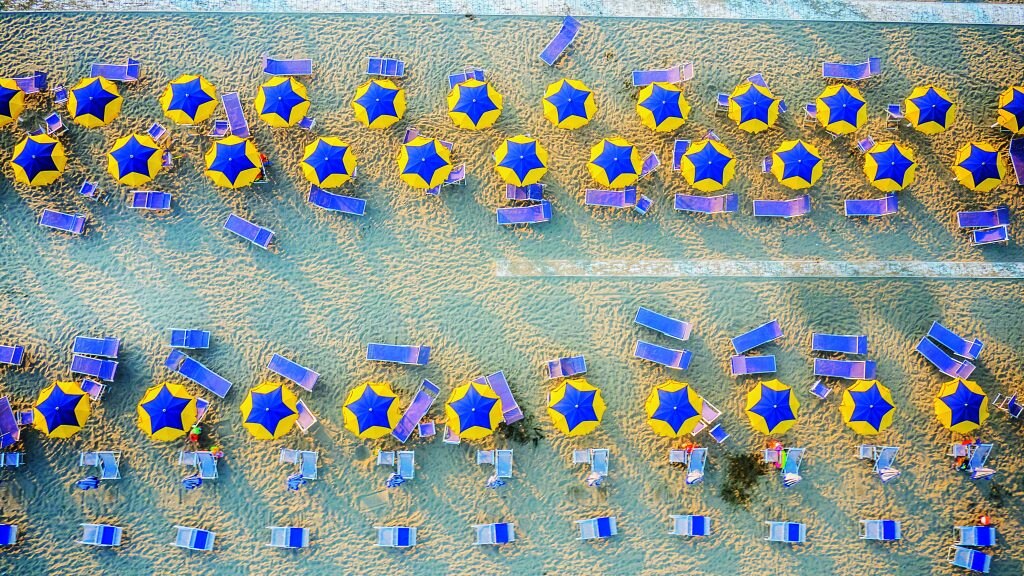 La spiaggia di Viareggio vista dall’alto. In epoca romana la Versilia era conosciuta come il territorio delle «Fosse Papiriane», una grande palude compresa tra Pisa e Massa, tra il mare e le Alpi Apuane. come gli uomini che camminano sulle mani. Foto ISTOCKPHOTO