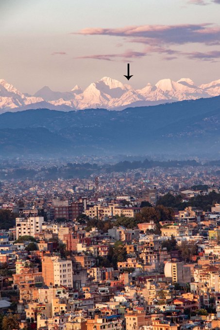 Il Monte Everest (in freccia) nascosto dalle vette del Kang Nachugo e Chobutse visto da Chobar – Foto Abhushan Gautam