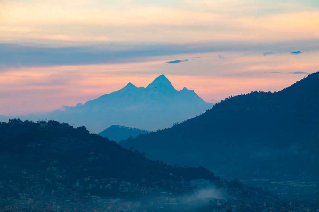  Baudhha Himal, Himalchuli e Manaslu al tramonto visti dalla valle di Kathmandu - Foto Abhushan Gautam