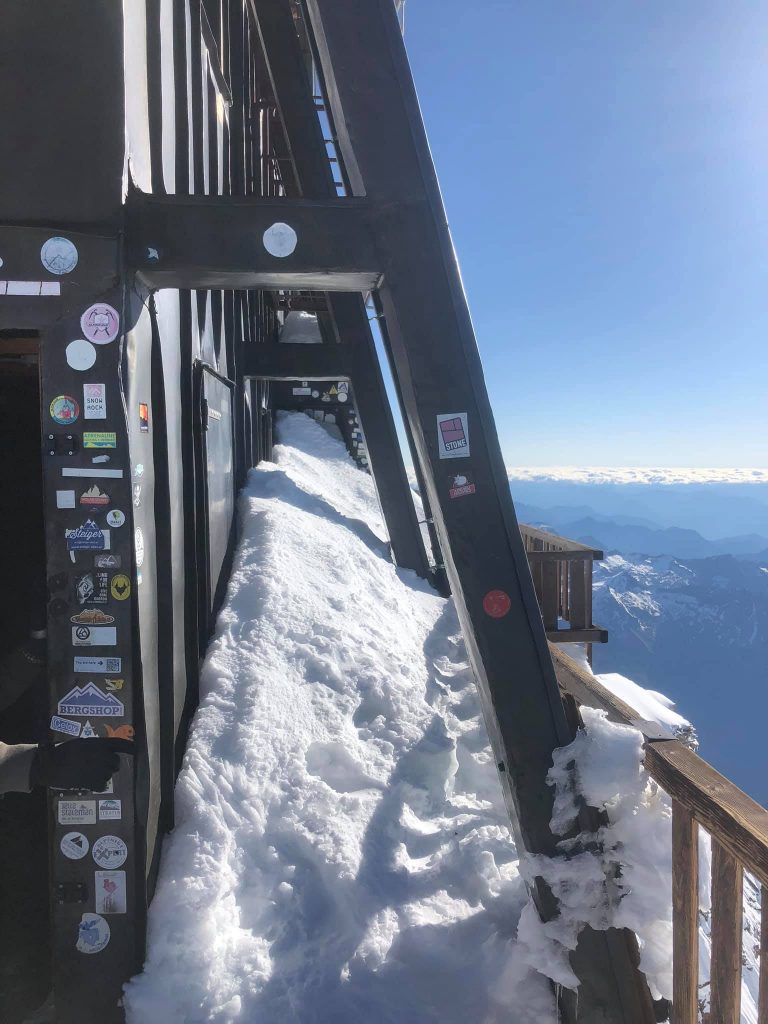 La neve abbondante sulla terrazza del rifugio - Foto FB Rifugi Monterosa