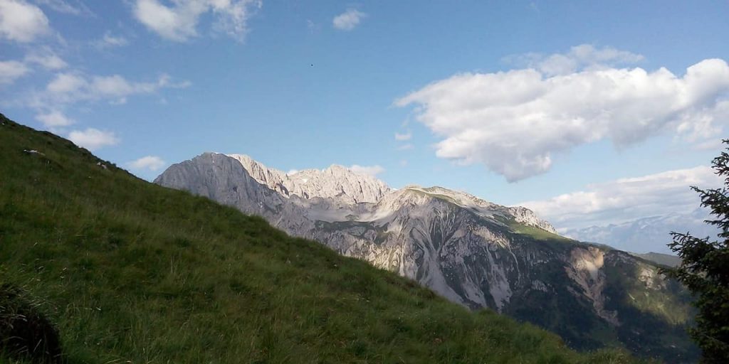 Nei mesi di luglio e agosto i volontari saliranno in alpeggio sulle Orobie bergamasche - Foto FB Pasturs