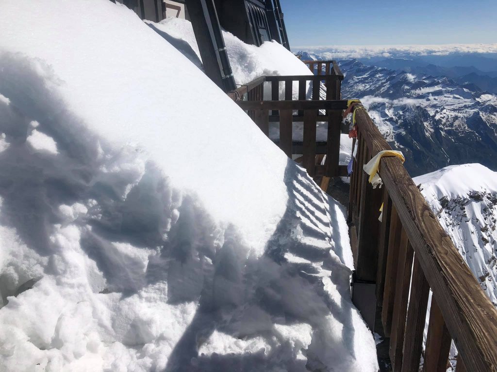 La neve abbondante sulla terrazza del rifugio - Foto FB Rifugi Monterosa