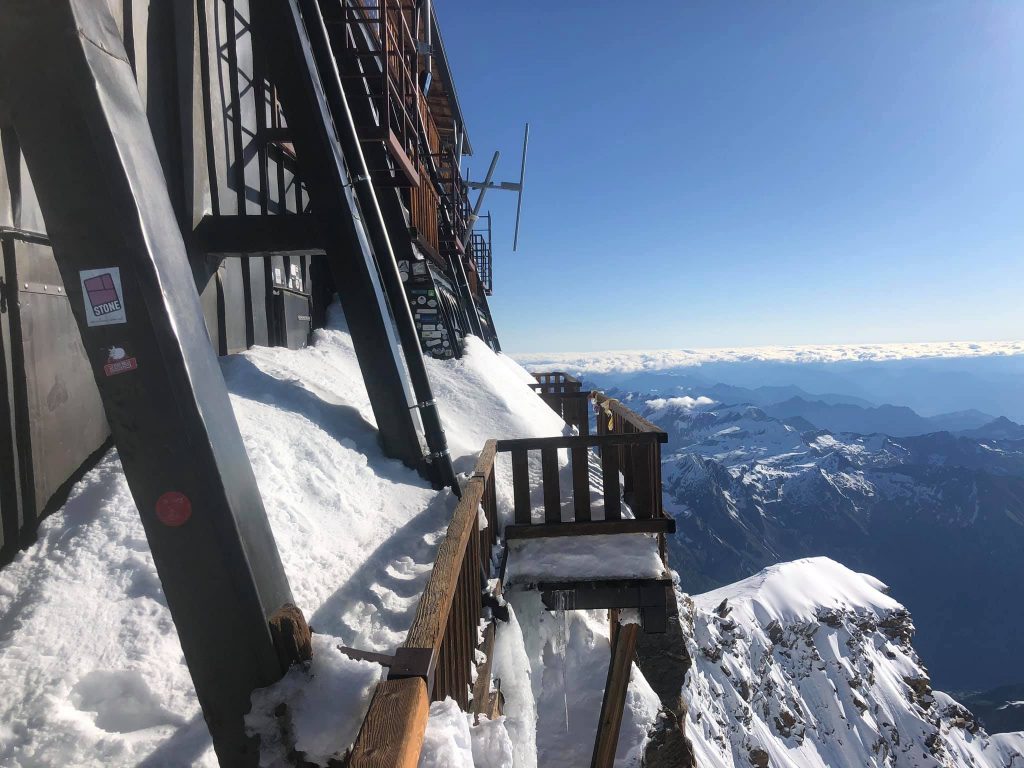 La neve abbondante sulla terrazza del rifugio post lockdown - Foto FB Rifugi Monterosa