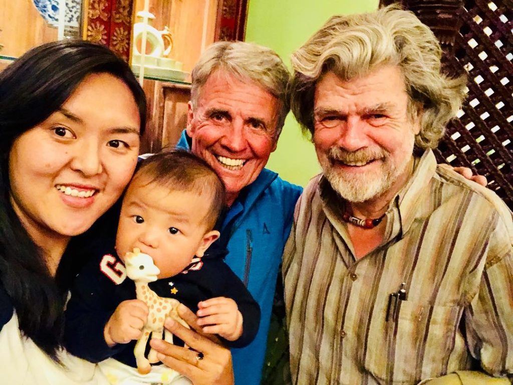 Con Peter Habeler e Reinhold Messner. Foto Facebook Pasang Lhamu Sherpa Akita