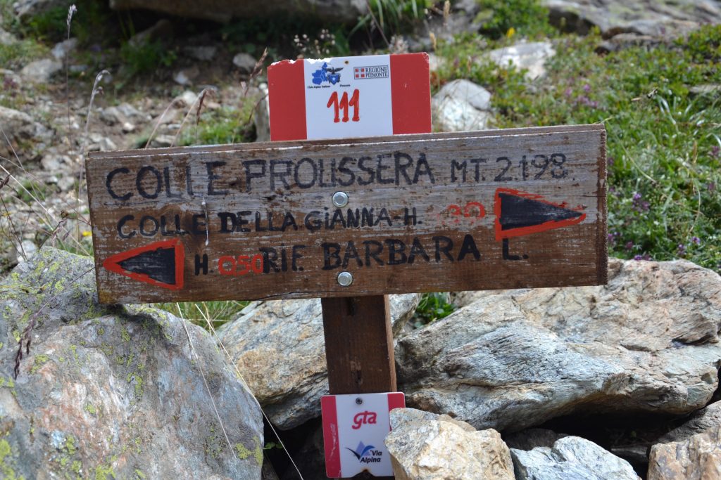 Cartello segnaletico per il rifugio Barbara Lowrie.