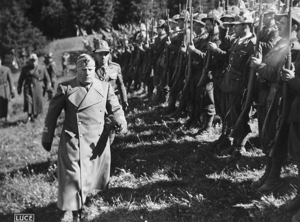 Alpi 1940, Mussolini e Umberto di Savoia passano in rassegna gli Alpini