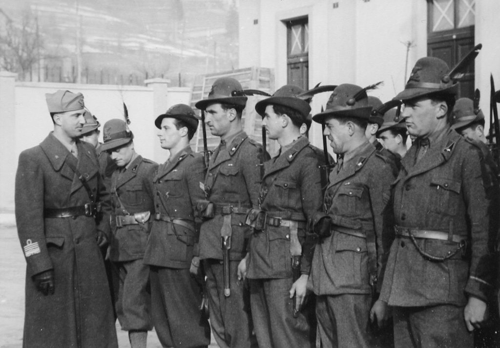 Alpi 1940, il Principe di Piemonte, futuro re Umberto I, passa in rivista un reparto di alpini