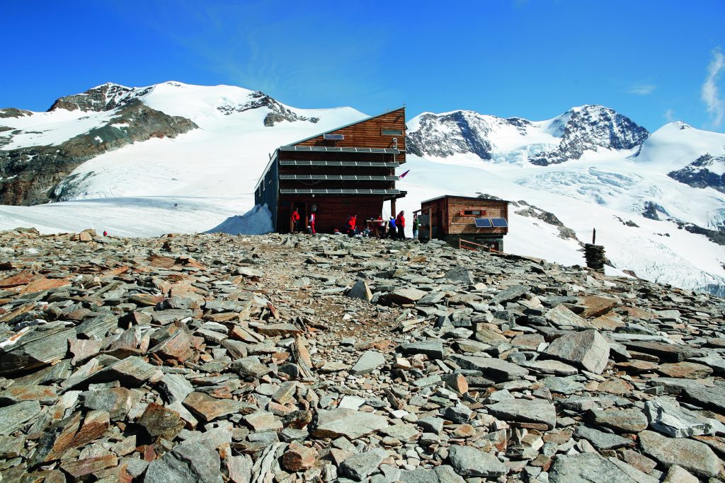 Accesso al Rifugio con il cavo per agevolare il passaggio
Foto Andrea Greci