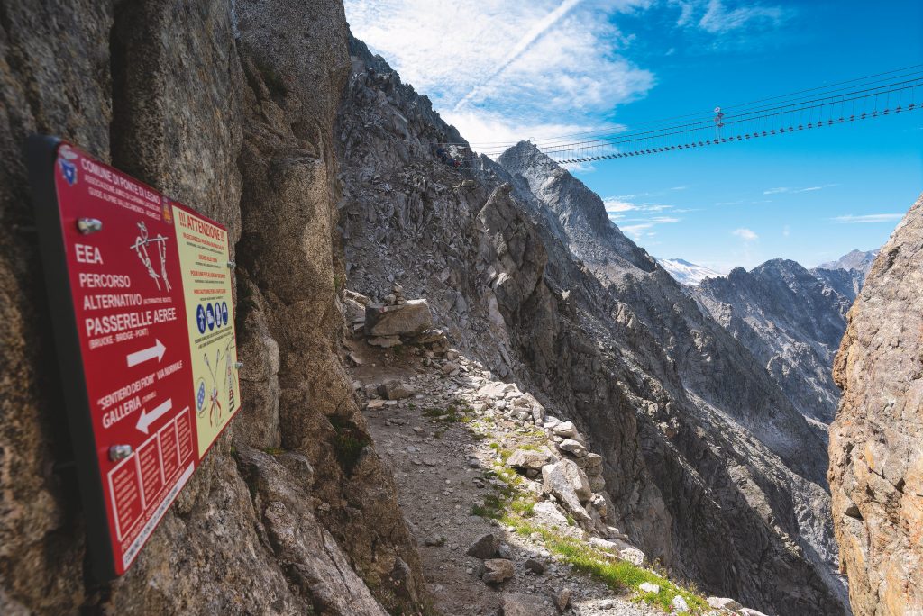 Gruppo Adamello-Presanella: uno dei ponti tibetani del Sentoero dei Fiori, magnifico itinerario attrezzato che si sviluppa nei luoghi interessati dal fronte della Grande guerra.
Credit Michele Rossetti – ClickAlps
