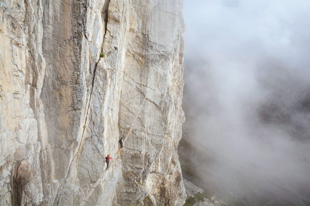 Val D’isère (Francia): la grande bastionata sulla quale sale uno dei tre percorsi della ferrata Roc de Trovière.
Foto Iris Kuerschner - Powerpress