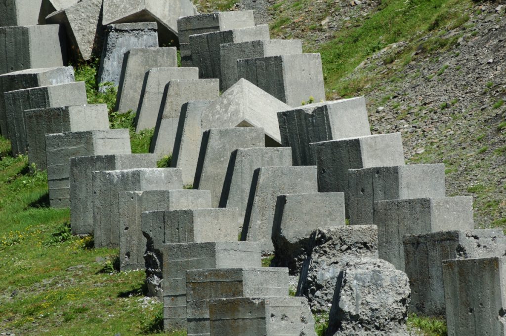 Sbarramenti anticarro al Piccolo San Bernardo