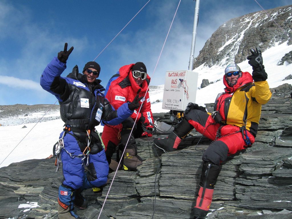 Share Everest 2008 da sinistra Silvio Mondinelli, Michele Enzio, Marco Confortola