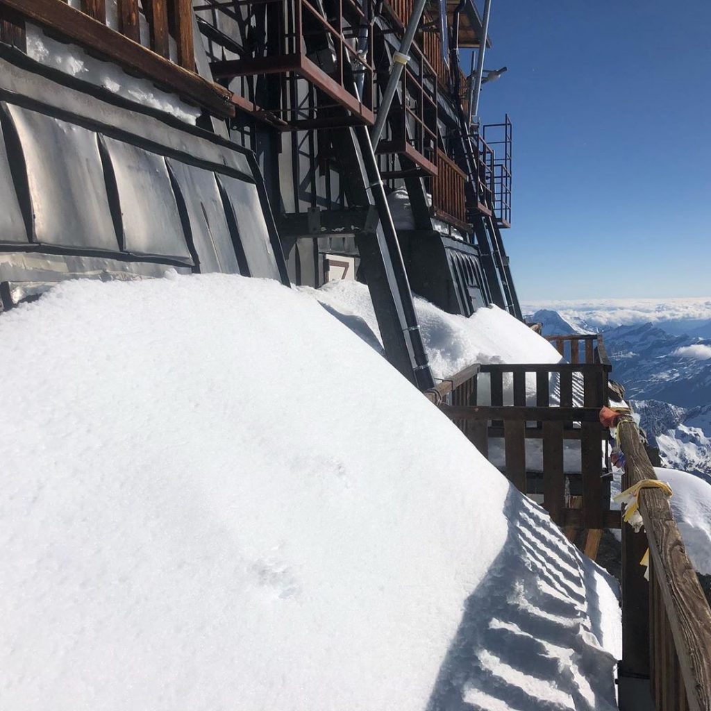 La neve abbondante sulla terrazza del rifugio - Foto Instagram Rifugi Monterosa