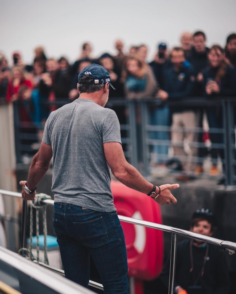 Saluti al pubblico prima di partire per l