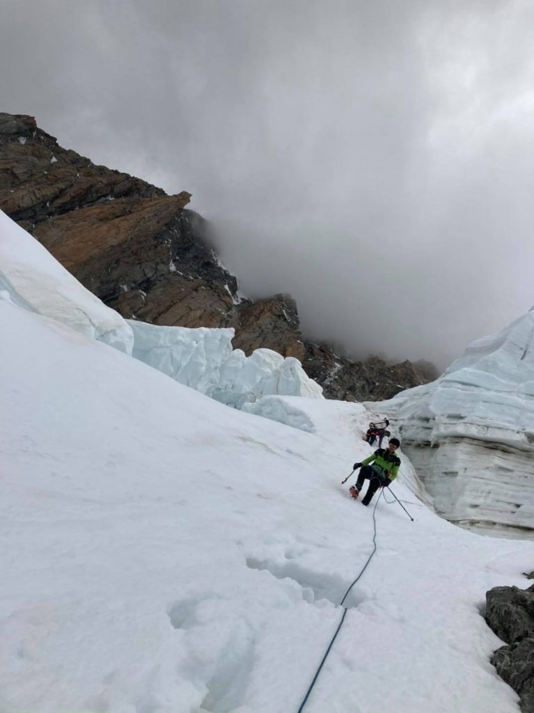 Avvicinamento al Pilasto Rosso. Foto Della Bordella, Cazzanelli, Ratti