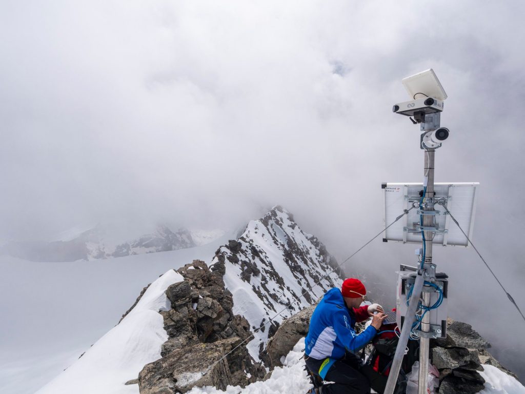 Settaggio ed avvio delle fotocamere appena installate (foto R.Scotti) - Foto FB SGL - Servizio Glaciologico Lombardo