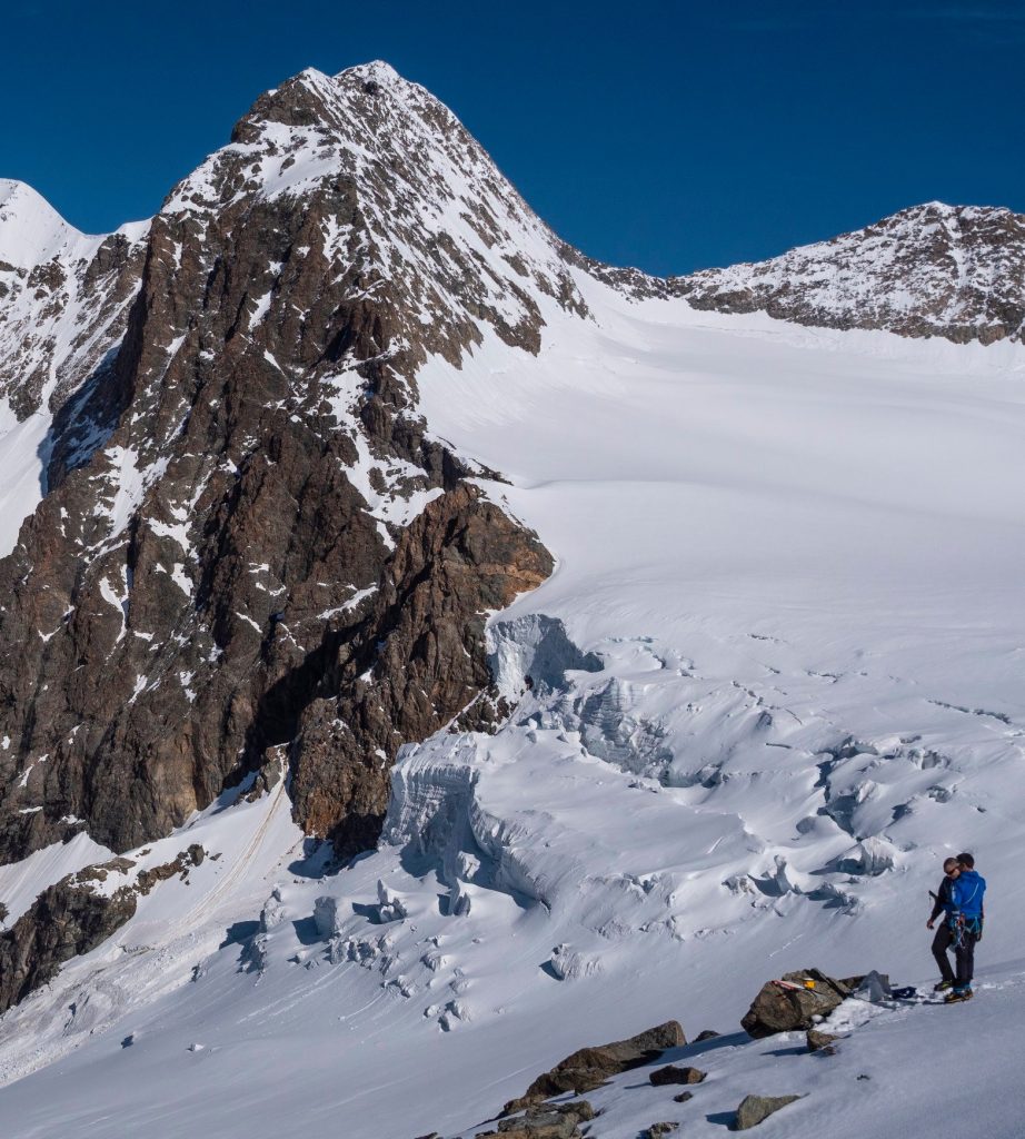 Installazione della base GPS Trimble (grazie alla collaborazione con Spektra) con la seraccata ed il Piz Zupò sullo sfondo (foto R.Scotti) - Foto FB SGL - Servizio Glaciologico Lombardo