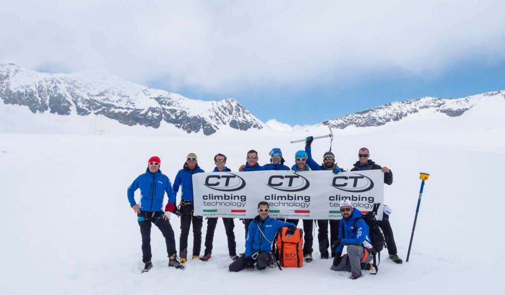 Attorno a mezzogiorno lavori ultimati sull’Altipiano con ringraziamento allo sponsoir tecnico SGL Climbing Technology - Foto FB SGL - Servizio Glaciologico Lombardo