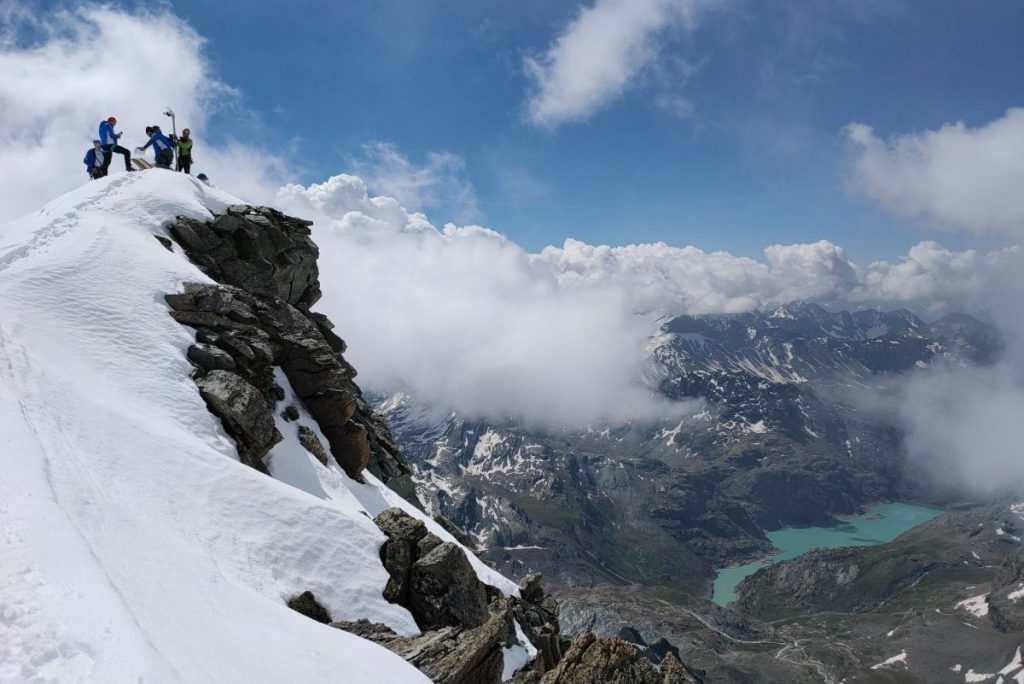 Posa del sostegno per le fotocamere sulla vetta Nord dei Sassi Rossi (3549 m s.l.m.) (foto S.Negroni) - Foto FB SGL - Servizio Glaciologico Lombardo