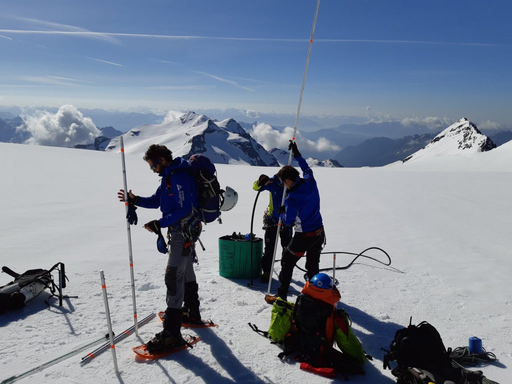 Vista verso sud dall’Altipiano durante l’installazione delle paline (foto M.Oreggioni) - Foto FB SGL - Servizio Glaciologico Lombardo