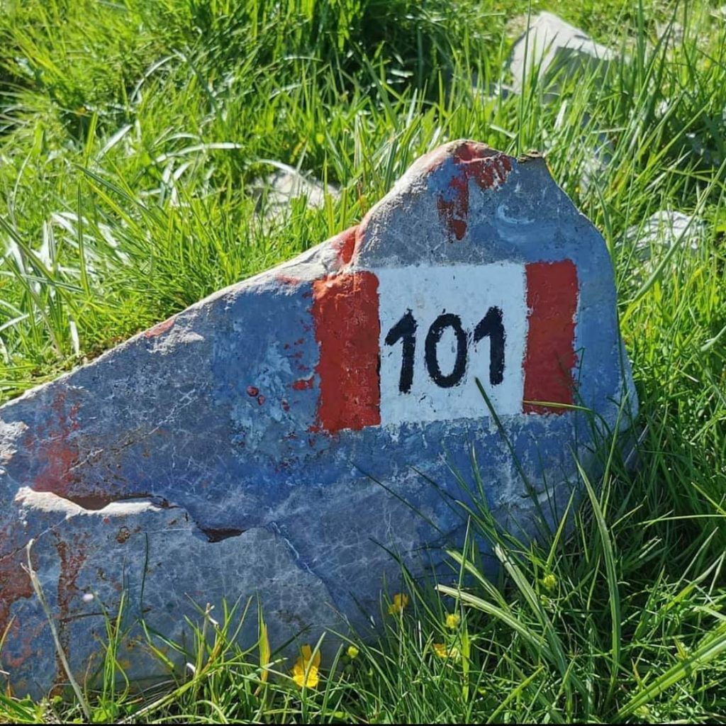 Il segnavia 101 delle Orobie occidentali.