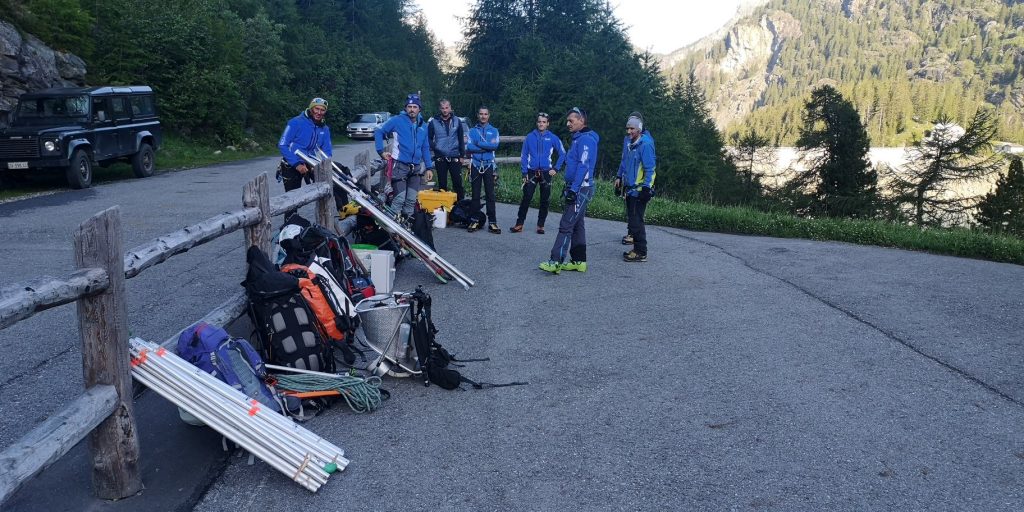 Materiali e operatori pronti per la partenza da Campo Moro (foto D.Colombarolli) - Foto FB SGL - Servizio Glaciologico Lombardo