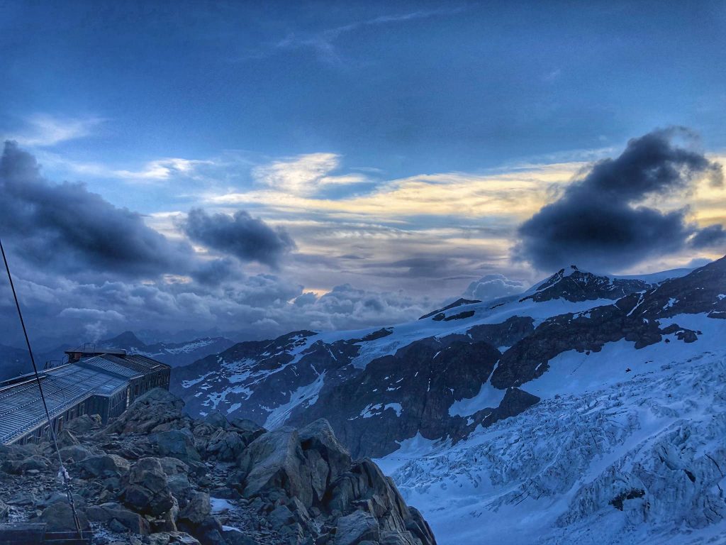 Giochi di luce alla Capanna "in tempesta" - Foto FB Rifugi Monterosa