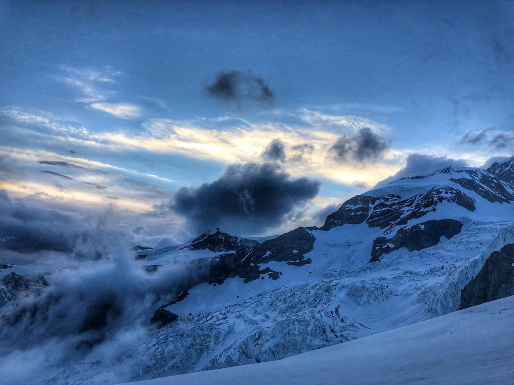 Giochi di luce alla Capanna "in tempeta" - Foto FB Rifugi Monterosa
