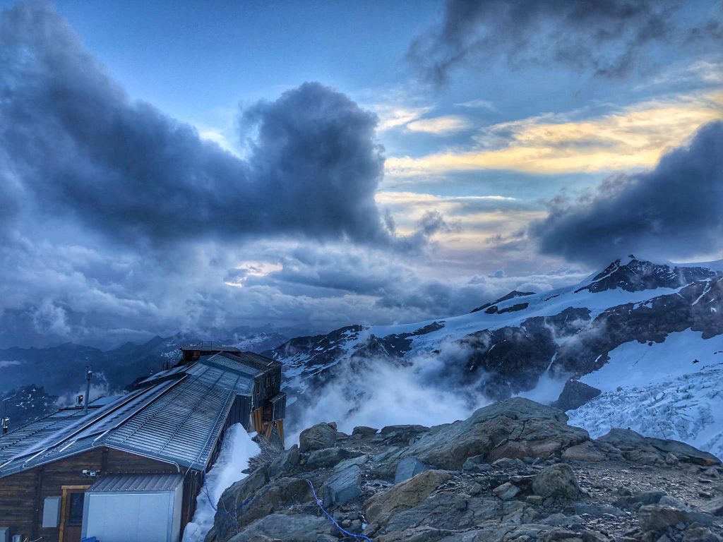 Capanna Gnifetti come una nave durante una tempesta - Foto FB Rifugi Monterosa