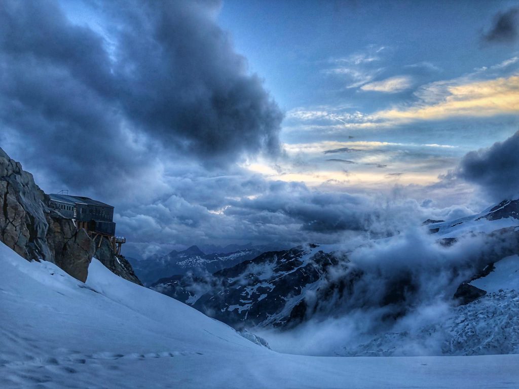 Il rifugio come una nave durante una tempesta - Foto FB Rifugi Monterosa
