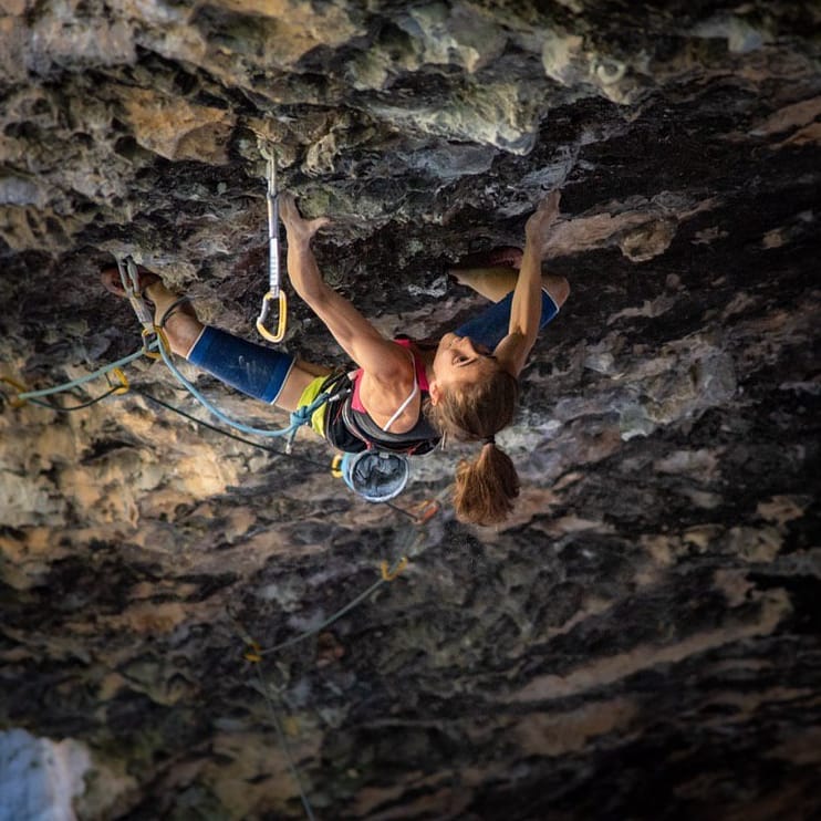 Laura Rogora su "Ali hulk sit extension total", 9b sulla falesia di Rodellar - Foto FB Laura Rogora Ph. Marco Iacono
