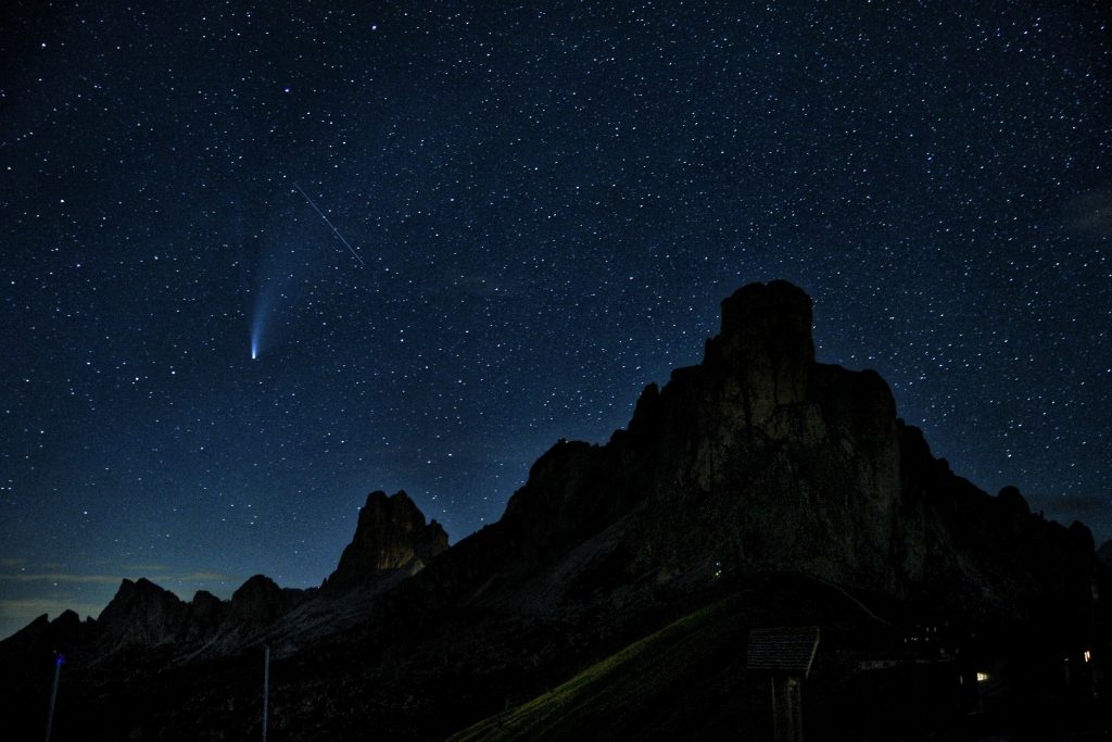 Cometa Neowise a fianco del Ra Gusela. Passo Giau, Dolomiti. Foto Nicola Demegni