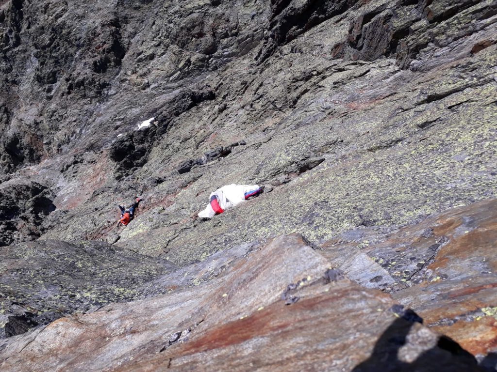 Intervento per il recupero del parapendista sulla Cresta del Brouillard. Foto @ CNSAS VdA
