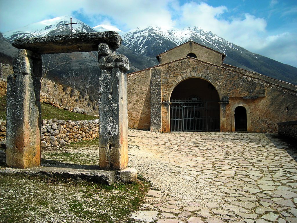 La chiesa di Santa Maria in Valle Porclaneta a Rosciolo dei Marsi è uno dei più interessanti esempi di arte romanica abruzzese. Suggestiva anche la sua posizione, isolata nella natura, oggi nel Parco regionale Sirente-Velino.
