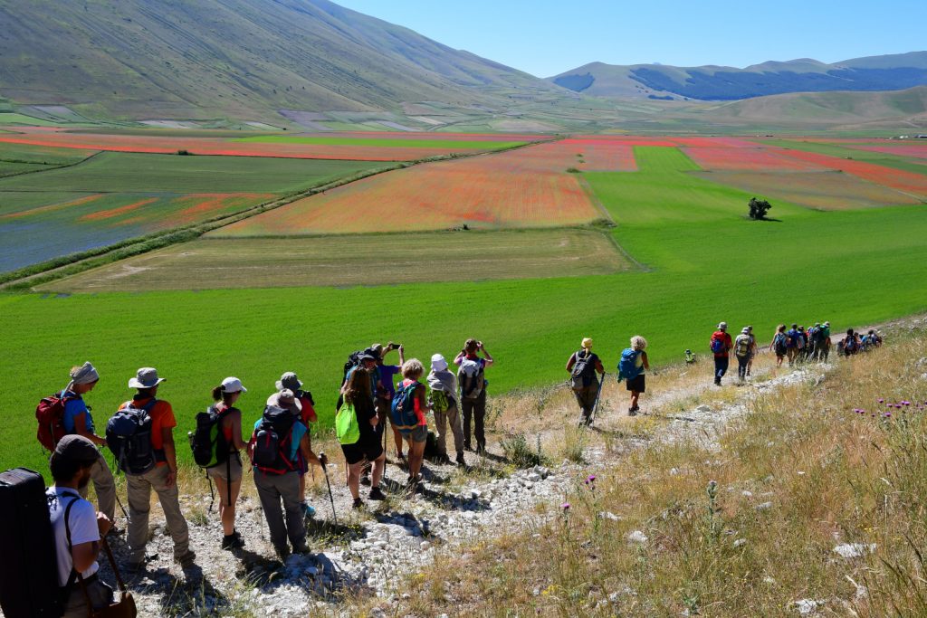 Escursionisti sui Piani di Castelluccio- Foto Stefano Ardito