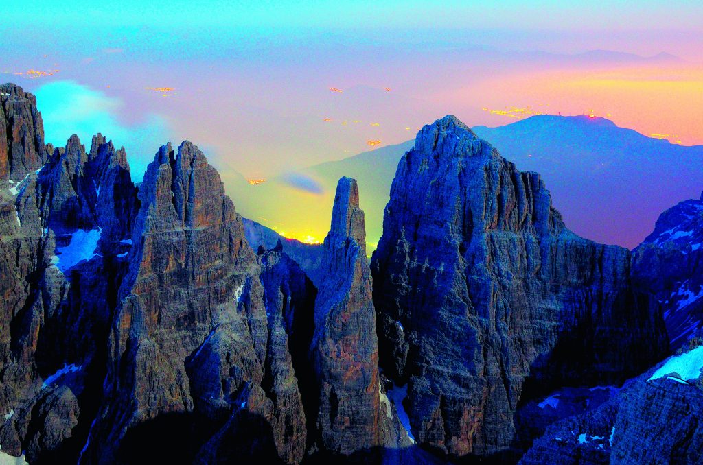 Vista dal Crozzon di Brenta del Campanile Basso e della Cima Brenta Alta. Foto @ MAGE PROFESSIONALS GMBH/ALAM