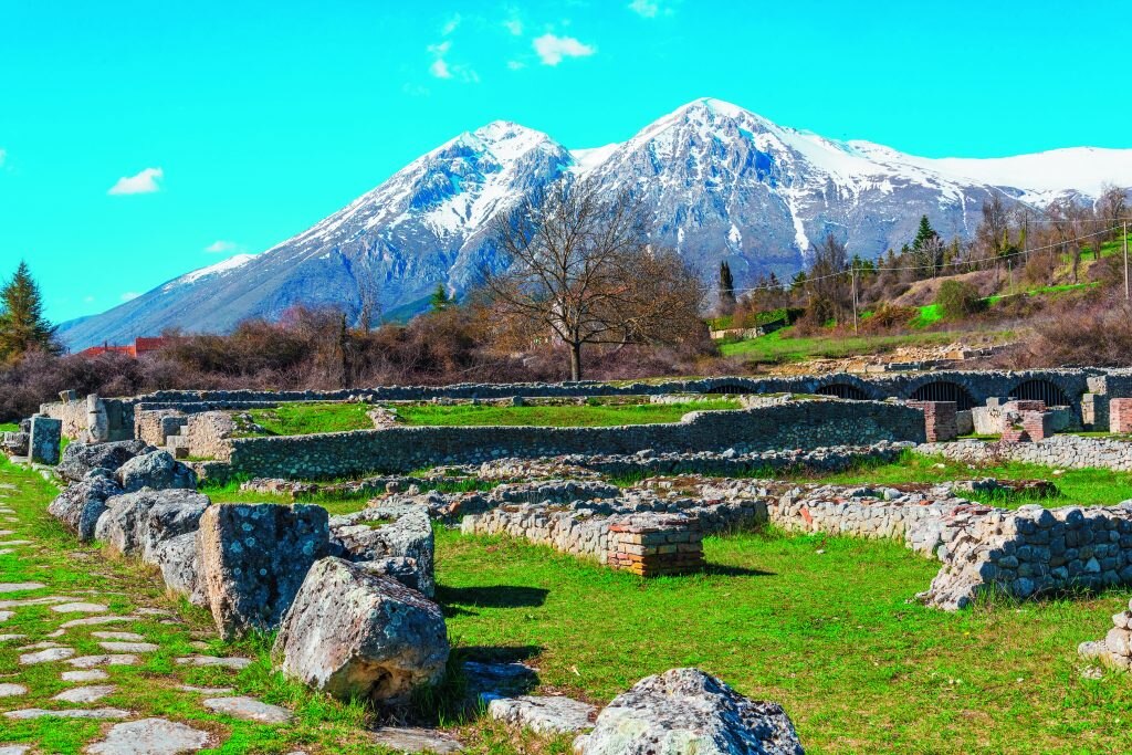 Alba Fucens , dietro il Monte Velino. Foto @ Valerio Mei/Alamy