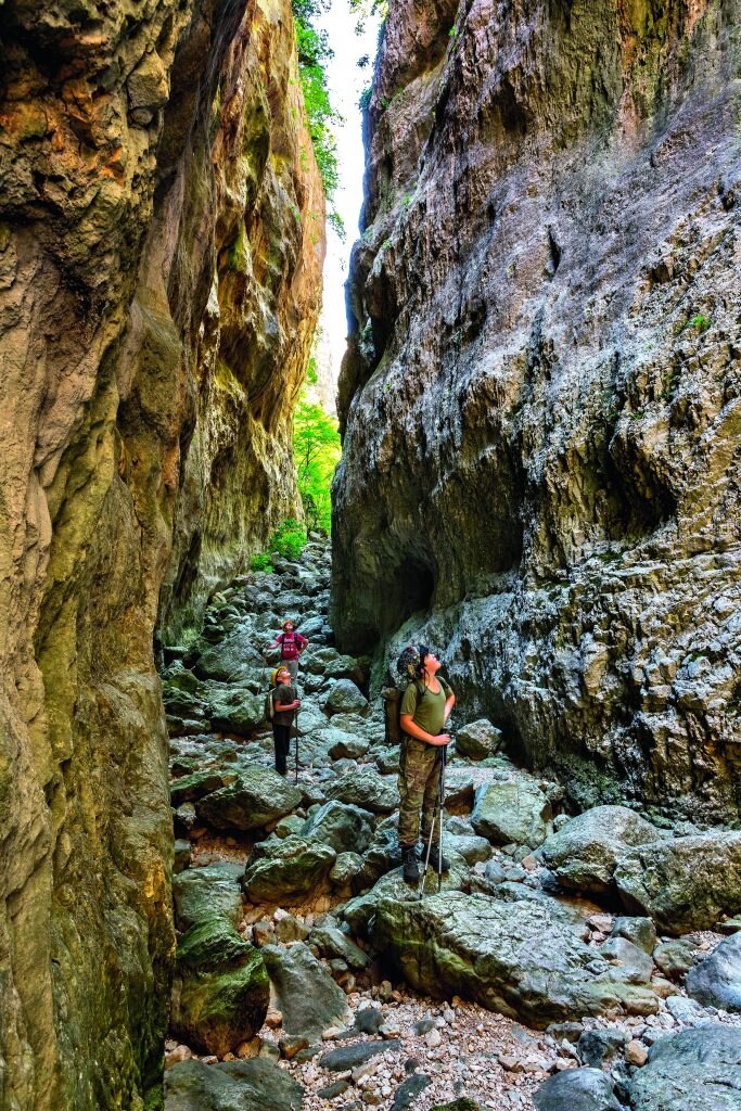 Nel Parco regionale Sirente-Velino, le spettacolari Gole di Celano, scavate dal Rio La Foce. Foto @ Alamy