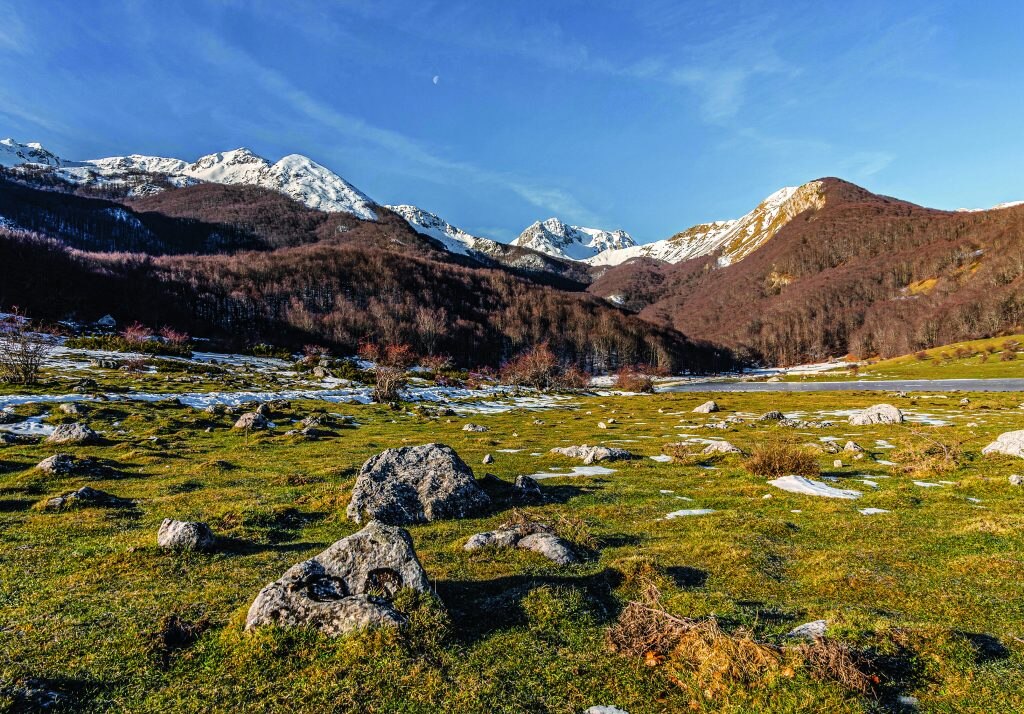 Dal Pianoro delle Forme, sul versante molisano del parco sopra Cerro al Volturno, spicca la ben riconoscibile sagoma della Meta (2242 m)